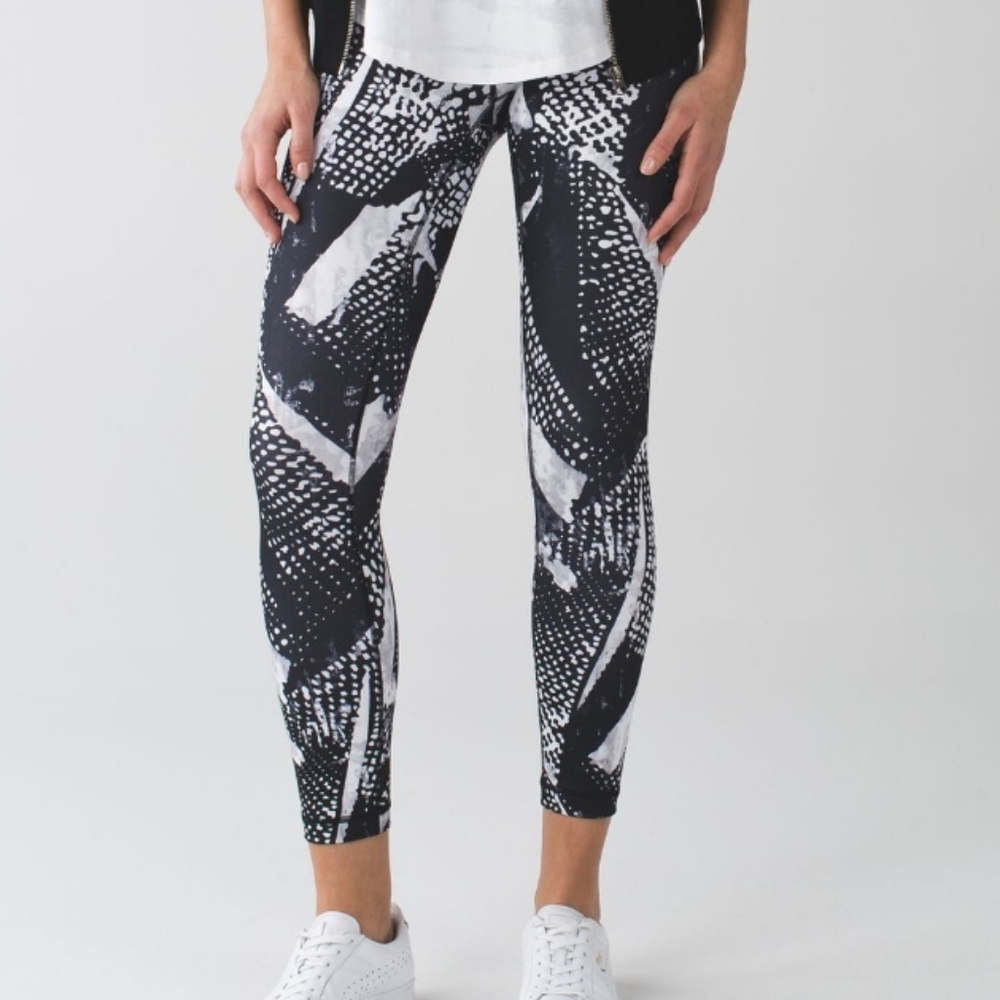 ◇◇ Lululemon Leggings Full On Luxtreme Size 4 Static Mist White Black